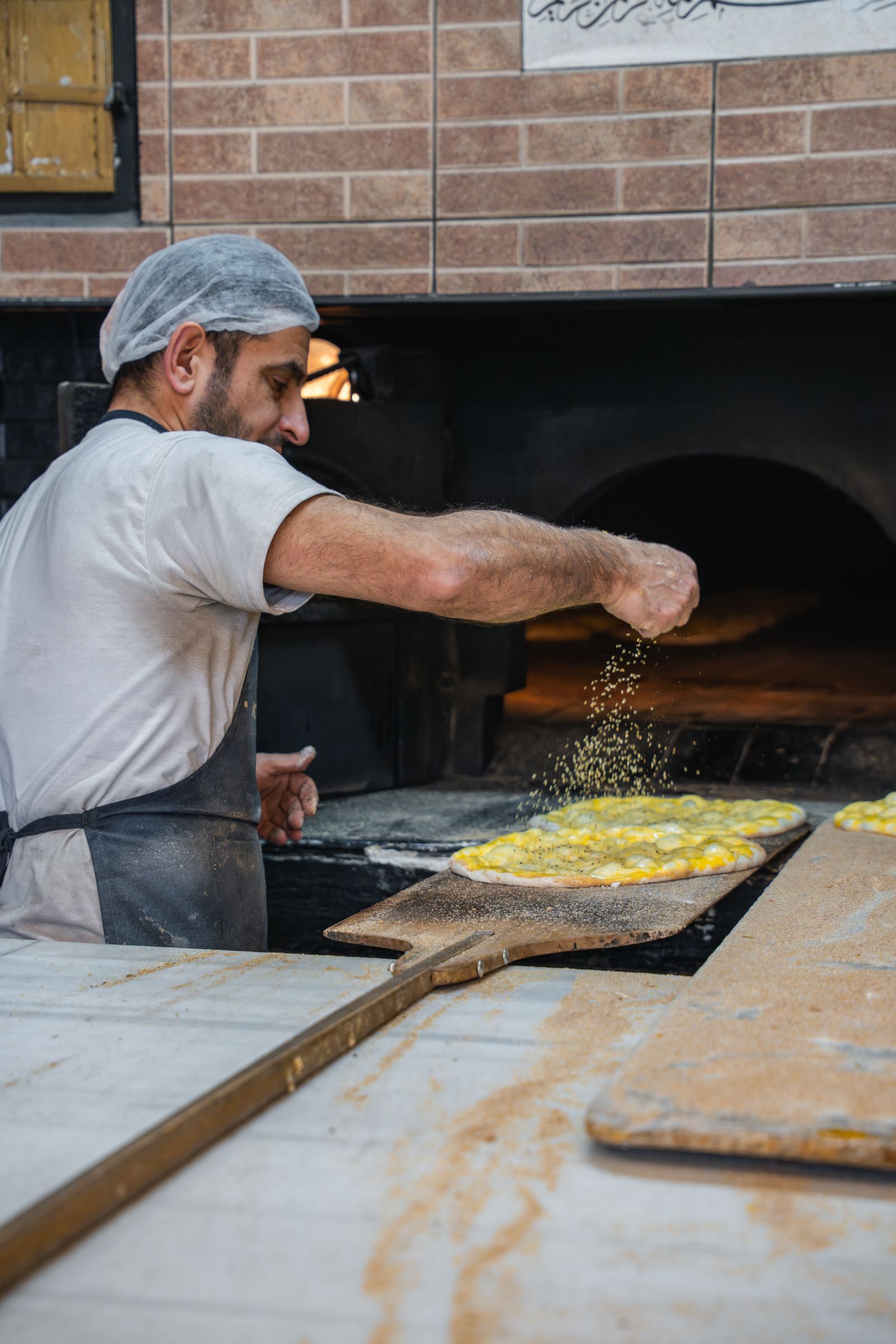 Bio-Bäckerei beim Backen von Brot